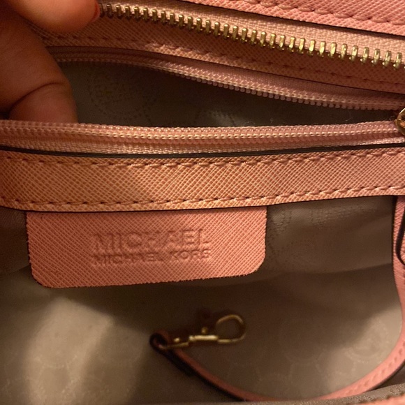 🚫SOLD🚫🌸💋Authentic Mk Medium Stud Messenger Bag - Picture 5 of 9